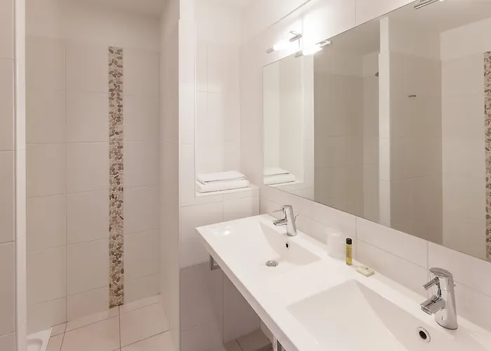 Szálloda Alienor 2*