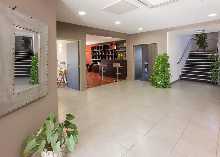 Szálloda Alienor 2*